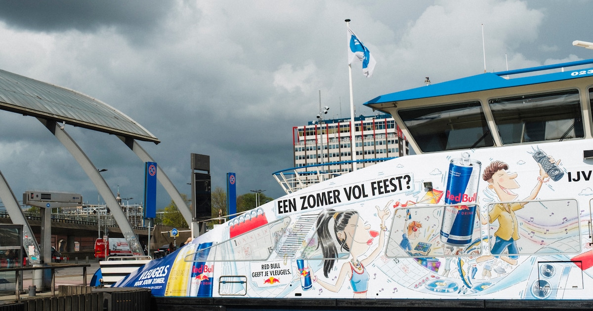 Opinie: ‘Laat de pont geen varende reclamezuil zijn voor ongezonde energiedrankjes’
