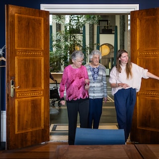 What was it like living as an orphan in the Maagdenhuis? These women know: ‘The sisters tapped their keys loudly on the doors’