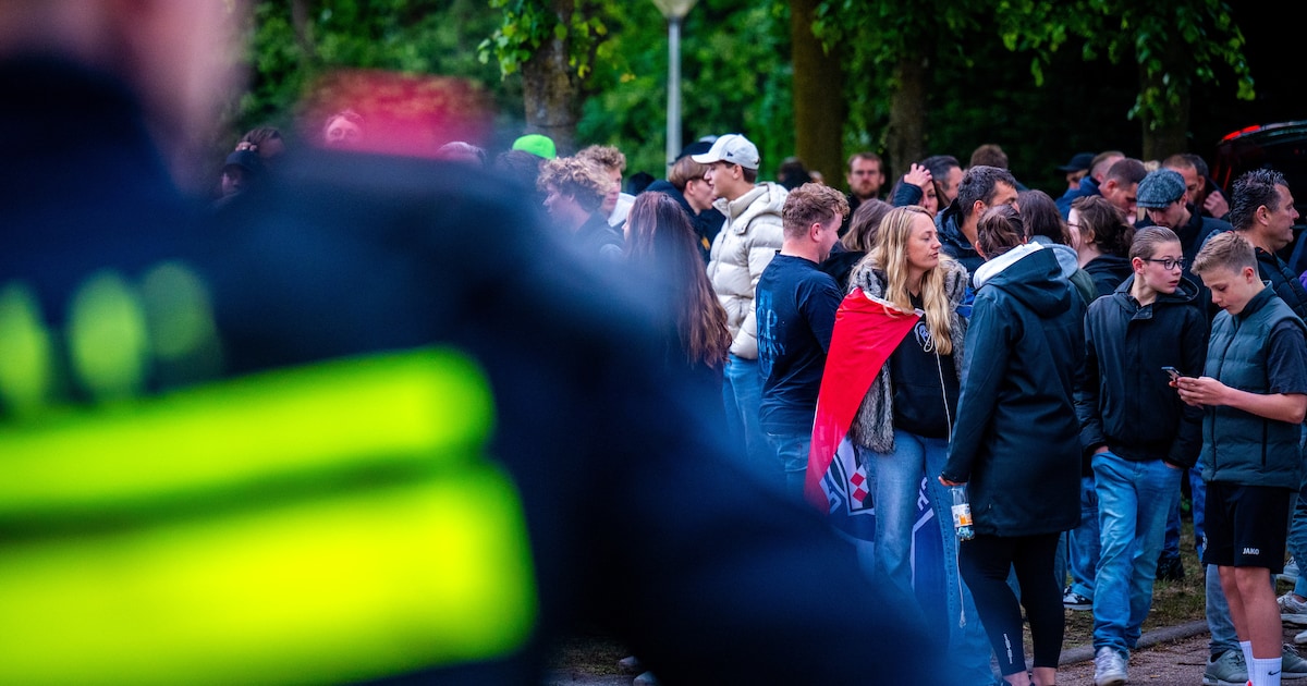 Vier aanhoudingen bij demonstratie in Loosdrecht, politie zet waterkanon in