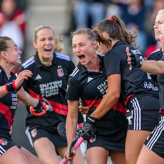 Amsterdam women start playoffs with victory over SCHC