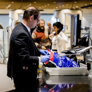 Schiphol warns of long security queues