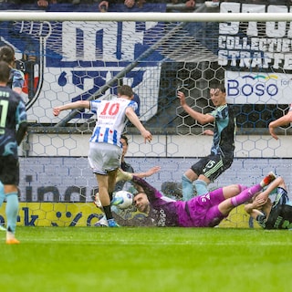 It’s hard to stay positive at Ajax, and goalkeeper Paes isn’t helping