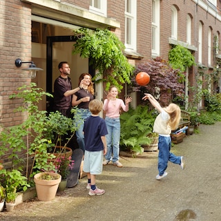 Trading Haarlem for the Nieuwmarkt neighborhood: is it wise? 'The children can learn so much here'