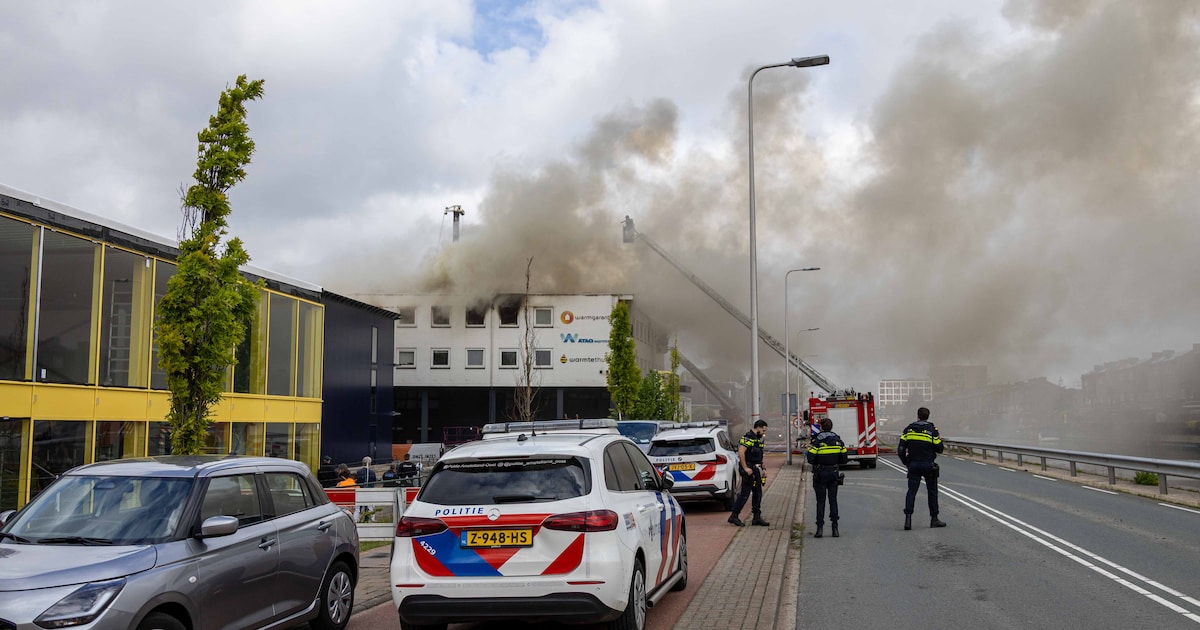Grote brand in bedrijfspand in Weesperstraat in Diemen, NL Alert verstuurd: ‘Sluit ramen en deuren’