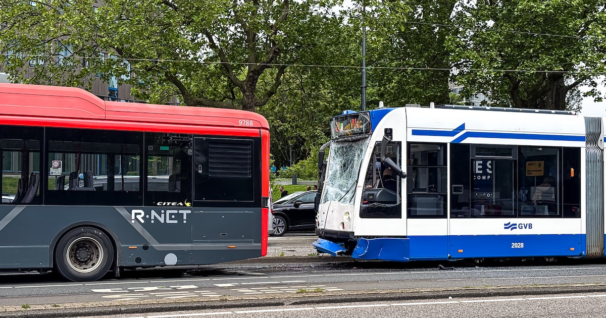 Tram ramt bus op Amstelveenseweg, één passagier lichtgewond
