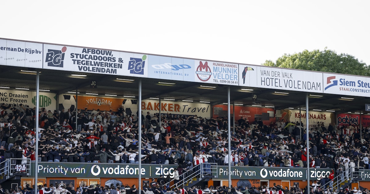Ajax in het kleine stadion van Volendam: joligheid, fanatisme en relletjes