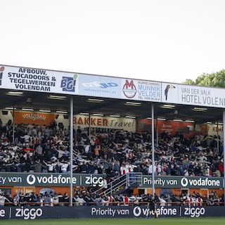 Ajax in Volendam's small stadium: merriment, fanaticism and scuffles