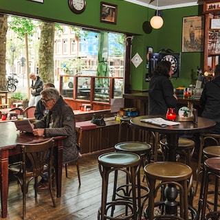 The brand-new brown café Hermans on Van der Helstplein feels like it’s been there for years