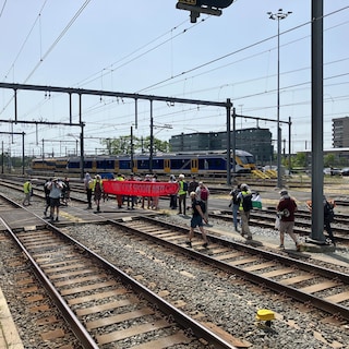 Treinverkeer hervat na korte actie van Extinction Rebellion, politie houdt 27 demonstranten aan