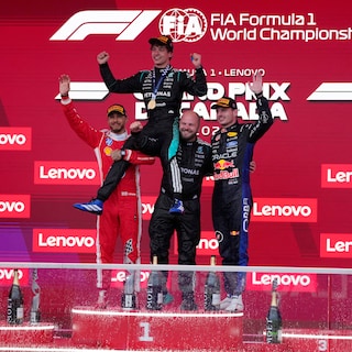 Max Verstappen grijpt eerste podium na gevecht met Lewis Hamilton, Kimi Antonelli wint