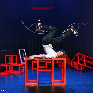 Review: From Cito scores to sex life, Tim Kroezen goes in all directions in cabaret debut
