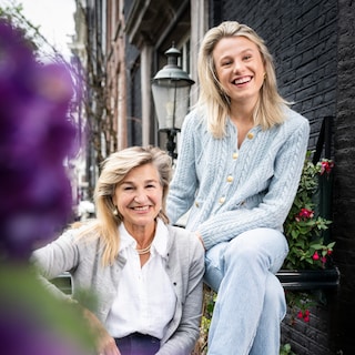 Daniëlle (59) and Emma (27): ‘I want you and your sister Sarah to be able to make choices without financial pressure, precisely because I felt it so strongly myself’