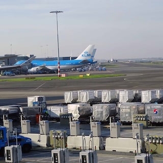 Military police arrest Amsterdam man (24) at Schiphol for allegedly leaking data to drug criminals