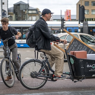 Council questions new shared cargo bike plans, but transport alderman Van der Horst ‘wants to try it’