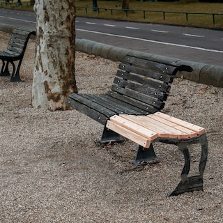 Chaya (24) secretly extended a wooden bench on Museumplein for the homeless: ‘You can’t lie down properly on a 1.20-meter bench’