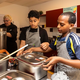 Stichting Lunchwijs promotes healthy school lunches: ‘Often kids just grab something quick, a sweet bun, or nothing at all’