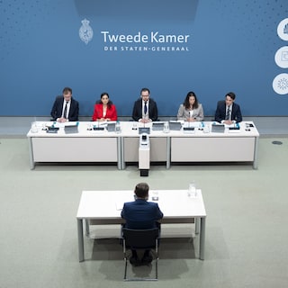 Dag één van de corona-enquête: oud-minister Bruins wilde vooral de Kamer goed op de hoogte houden