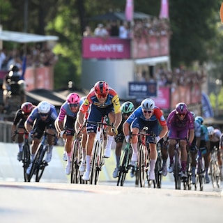 Jonathan Milan sprint naar winst in slotrit Giro, Jonas Vingegaard pakt eindzege en completeert trilogie