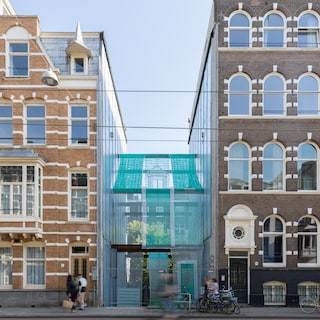 Transparant huis en een bord met alarmerende data 