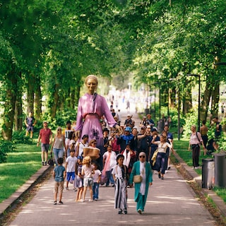 150-person funeral procession marches through Amsterdam-West in theatrical walk ‘The Procession’