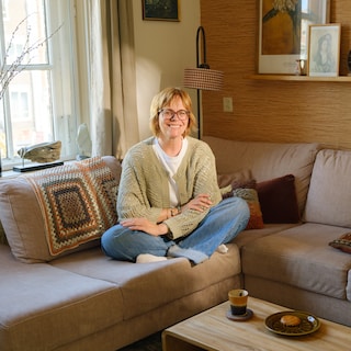 After Groningen, Drenthe and a ‘shitty village in the middle of nowhere’, Daniëlle (57) is finally back in Amsterdam: ‘This is a miracle’