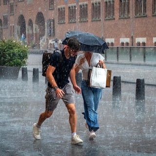 KNMI waarschuwt voor onweer met hagelstenen van 2 centimeter en windstoten tot 65 kilometer per uur