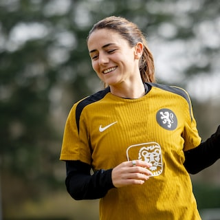Daniëlle van de Donk (34) beleeft zwaarste seizoen ooit, maar bondscoach ziet haar als ‘cruciale schakel’: ‘Op het veld ben ik gewoon weer mezelf’