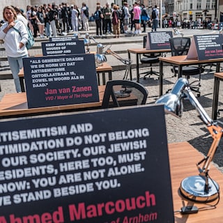 Kort protest op de Dam: bordjes met ‘loze woorden’ van politici die Ye niet weerden