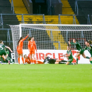 Voetbalsters hebben directe WK-kwalificatie niet meer in eigen hand na nederlaag in Ierland (3-2)