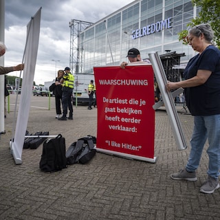 Demonstranten bij Gelredome met banners over Yes hakenkruisshirts en Hitleruitspraken: Wij vonden dat je dit moest weten