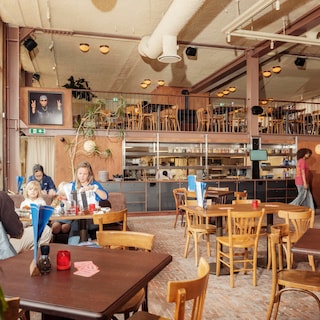 Bistro influences, André Hazes on the wall and a touch of New York: De Baanderij opens in former IJ-kantine at NDSM