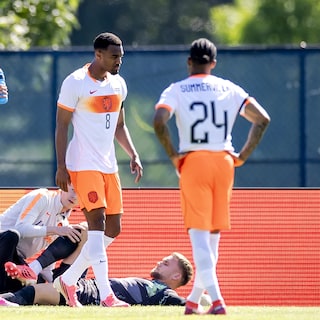 Oranje stelt teleur in laatste WK-test, dubieuze rode kaart 