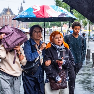 Komende dagen stevige buien, onweer en flink koeler, maar in