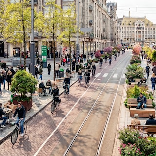 A car-free Damrak would make a beautiful boulevard, but is this plan realistic for Amsterdam? ‘We wouldn’t miss the cars’