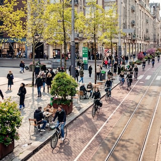 A pedestrian boulevard on Damrak without cars? Readers react: ‘This will become a tourist carnival’