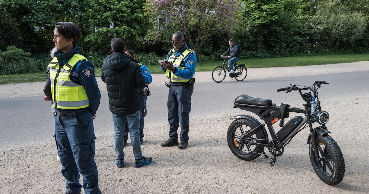 Gemeente deelt eerste boetes uit aan fatbikers in Vondelpark: 39 bekeuringen in twee weken