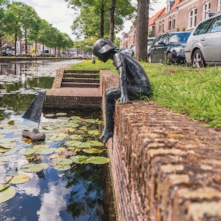 Image The boy by the waterfront in Weesp shows how children play
