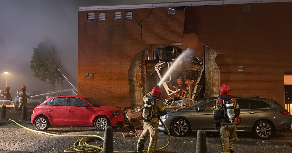 Explosie blaast gevel van fitnessstudio onder grote flat weg in Amsterdam-Osdorp, hulpdiensten massa