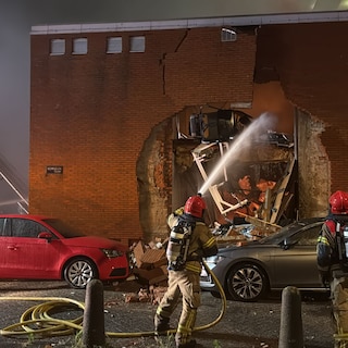 Explosion blows facade off gym under apartment block in Amsterdam-Osdorp, massive emergency response