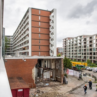 Hero medals for three men who helped after major explosion at apartment building in Osdorp