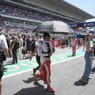 Hamilton boekt in GP Barcelona zijn eerste zege voor Ferrari, vierde plaats voor Verstappen