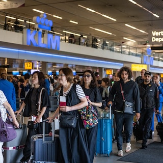 EU: prijs vliegticket moet transparanter, handbagage weer inbegrepen, compensatie bij 3 uur vertraging blijft