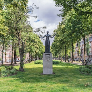 Everything about the Wilhelmina Drucker monument on Churchilllaan screams resistance