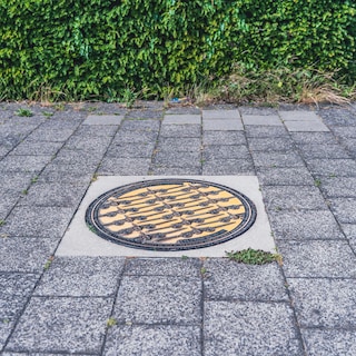 Manhole covers mark where bombs fell in Amsterdam-Noord in July 1943