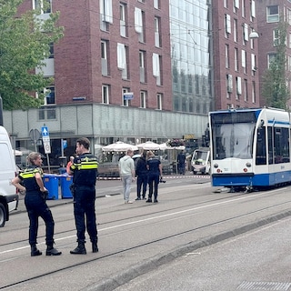 Fietser gewond naar het ziekenhuis na aanrijding met tram in Amsterdam-West