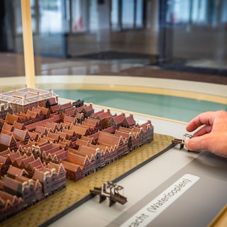 This is the story of Vlooienburg, the city’s first multicultural neighborhood on the site of the Stopera: ‘It was truly the center of the Amsterdam Jewish Quarter’