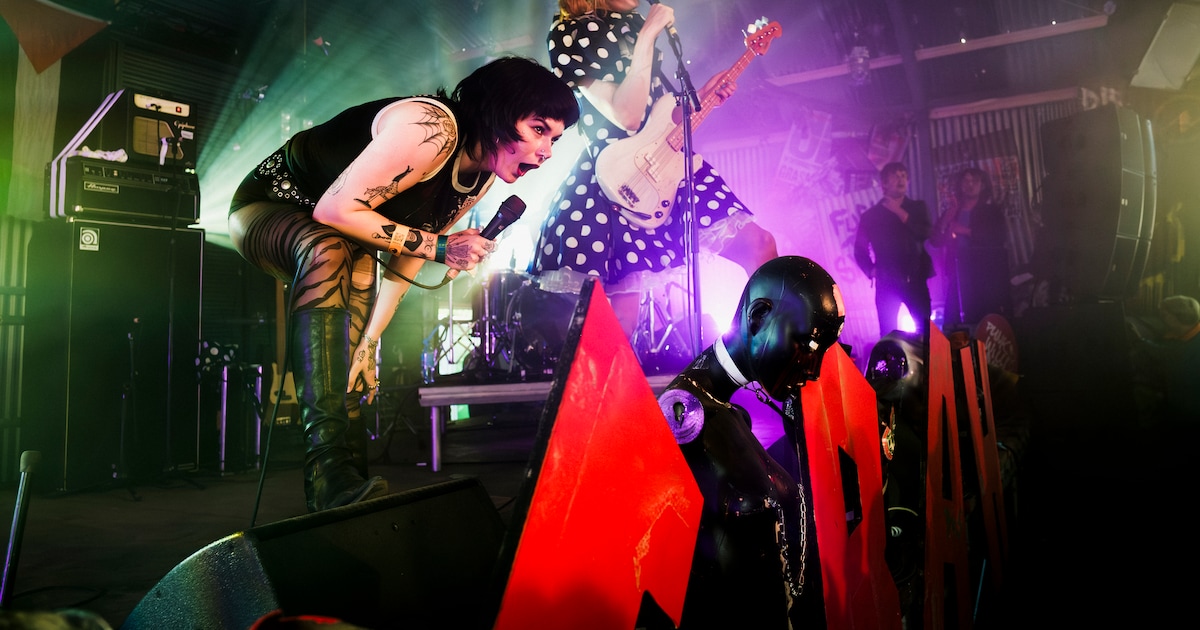Een weekend met punkband C’est Qui? zit vol verrassingen: ‘Ik ben mijn broek kwijt!’