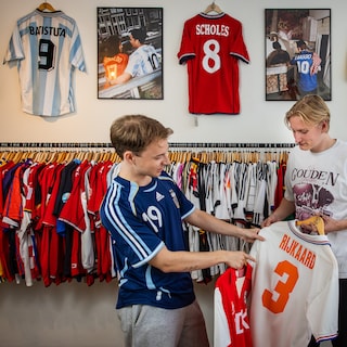 Vintage World Cup shirts selling like hotcakes in the Jordaan: ‘Shirts of players like Bergkamp sell super fast’