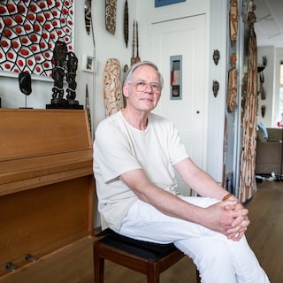 Jaap (70) is a collecting artist, and it shows in his home: ‘At De Rarekiek in Runstraat, sales were boosted with jenever’