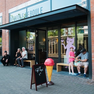 IJs en wijn blijken een prima combinatie in dit nieuwe café in Amsterdam: Een sprankelende rosé doet het goed bij een bol vanille-tonka
